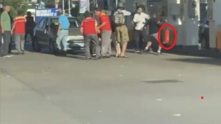 Trafikte kanlı yol verme kavgası kamerada...