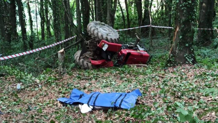 Traktörüyle uçuruma yuvarlandı, cansız bedenini kardeşi buldu