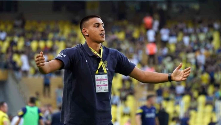 Tribünlerden İrfan Can Eğribayat'a sevgi gösterisi