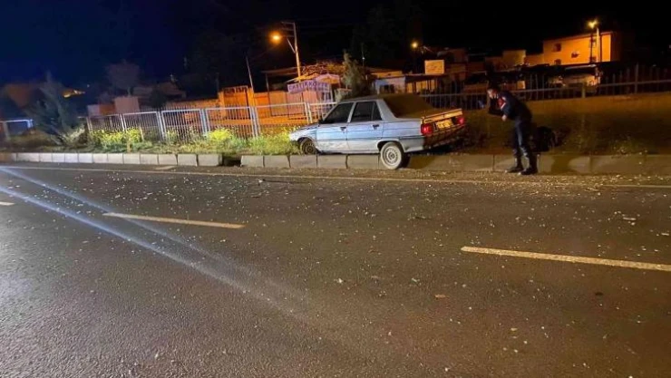 Turgutlu'da kontrolden çıkan otomobil refüje çarptı: 2 yaralı