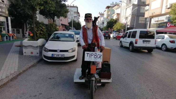Turizm elçisi yaşlı adam ve köpeği, turistlerin ilgi odağı