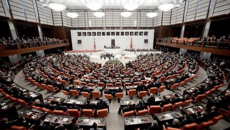 'Üç dönemlik' 23 AK Partili yeniden Meclis'te