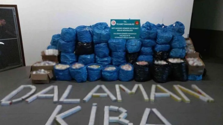 Uçaktaki 49 yolcunun anlaşarak sokmaya çalıştığı 75 bin paket elektronik sigara kartuşu yakalandı