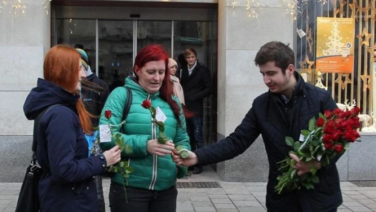 UETD Avusturya Gençlik Kolları 4 bin gül dağıttı