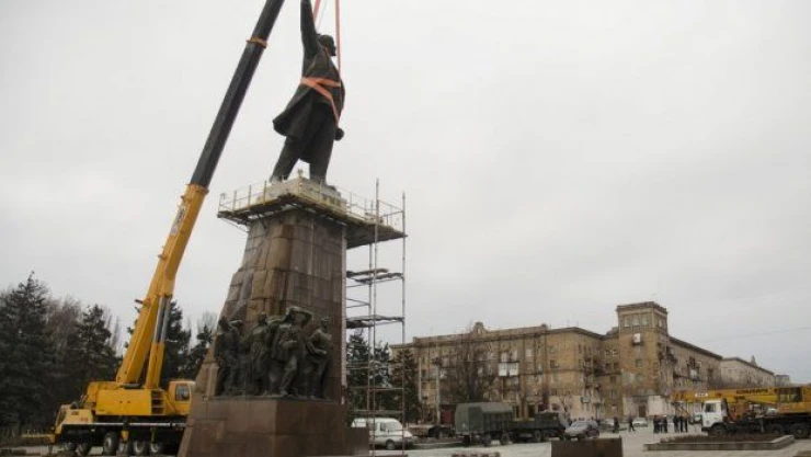 Ukrayna'nın en büyük Lenin heykeli söküldü
