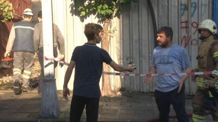Ümraniye'de hurdalık deposu alev alev yandı, mahalleli sokağa döküldü