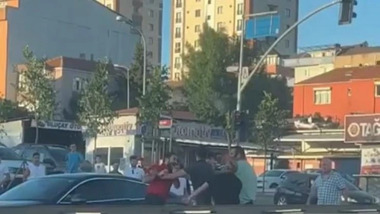 Ümraniye'de yol verme kavgasında birbirine girdiler
