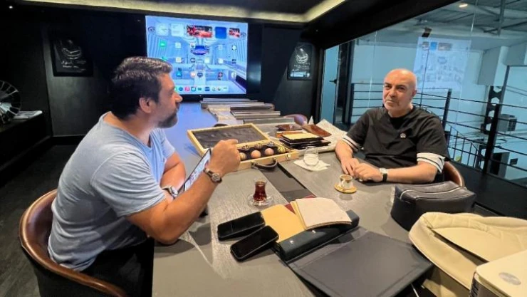 Ünlü çikolata ihracatçısı ile ünlü otomobil tasarımcısı bir araya geldi