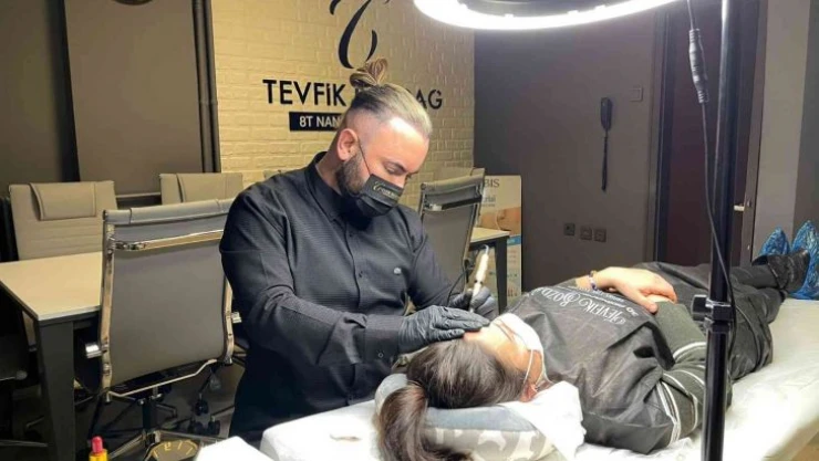 Ünlü estetisyen Bozdağ, 8T Nanopigmentasyon kalıcı kaş tekniği ile tüm dikkatleri üzerine çekiyor