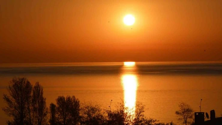 Van Gölü'nde muhteşem gün doğumu