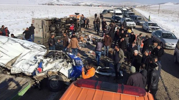Van'da feci trafik kazası: 11 ölü