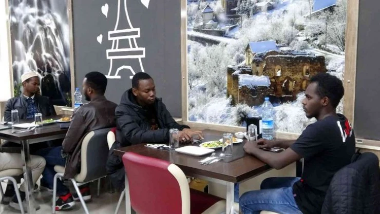 Vatanlarından on binlerce kilometre uzakta iftar yaptılar