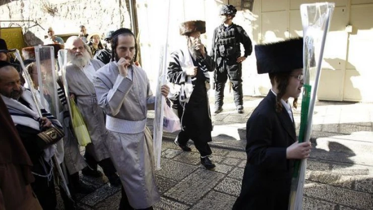 Yahudi yerleşimciler polis eşliğinde Aksa'nın avlusuna girdi