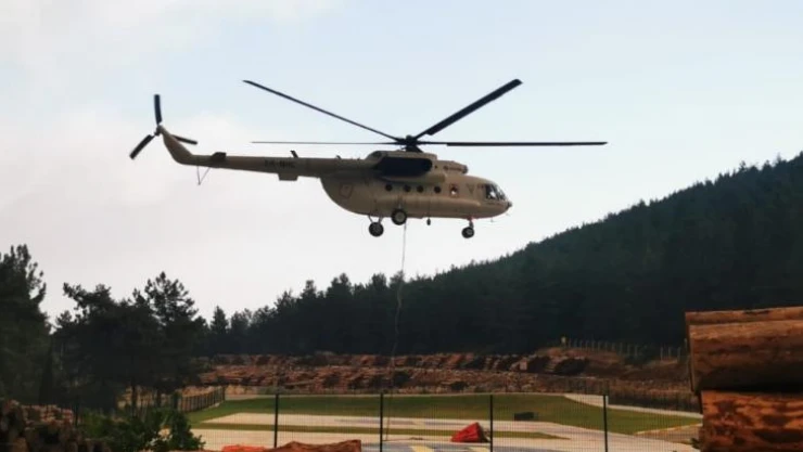 Yangın söndürme helikopterinin alevlerle mücadelesi böyle görüntülendi