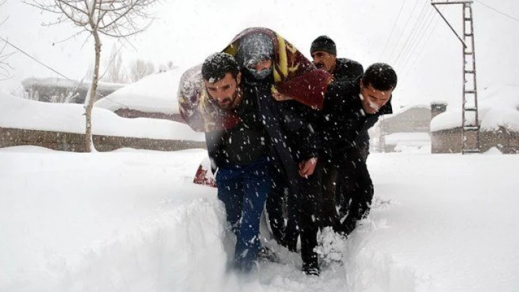 Yaralı kadına hendek zulmü 