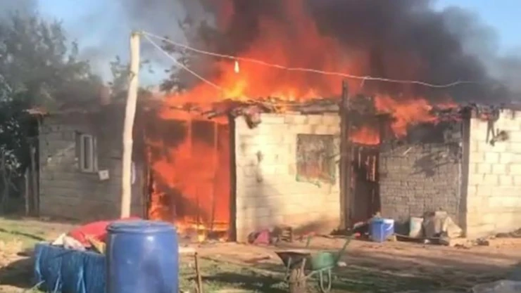 Yaşlı çiftin kaldığı bağ evi alevlere teslim oldu