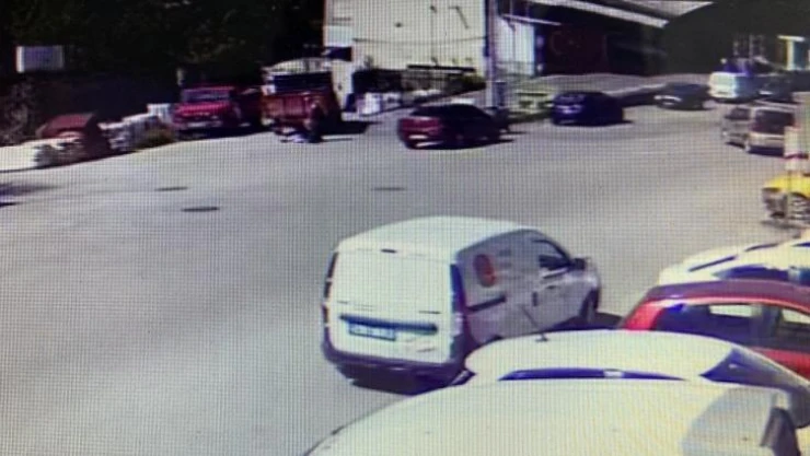 Yaşlı kadının kamyonetin altında kaldığı anlar kamerada