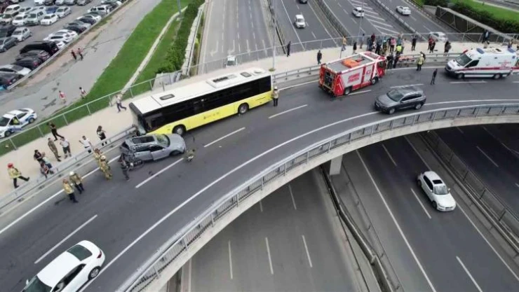 Yenikapı'da bir İETT otobüsü kaza yaptı. Yaralılar olduğu öğrenilirken, olay yerine çok sayıda itfaiye ve ambulans sevk edildi.