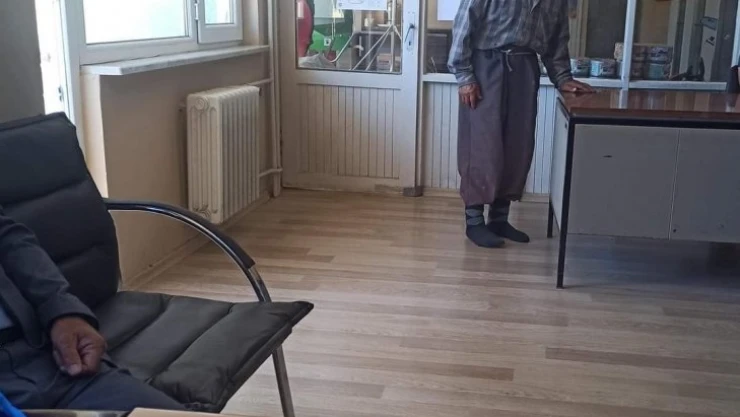 Yerler kirlenmesin diye çamurlu ayakkabılarını çıkardı
