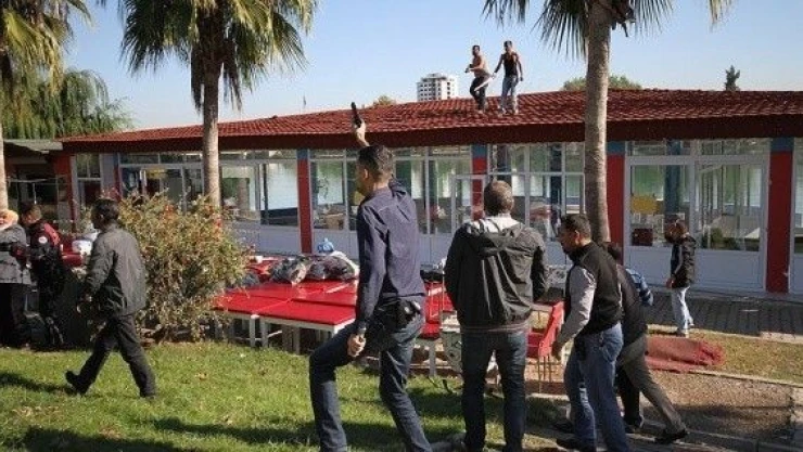 Yıkıma gelen ekiplere silahla direndiler