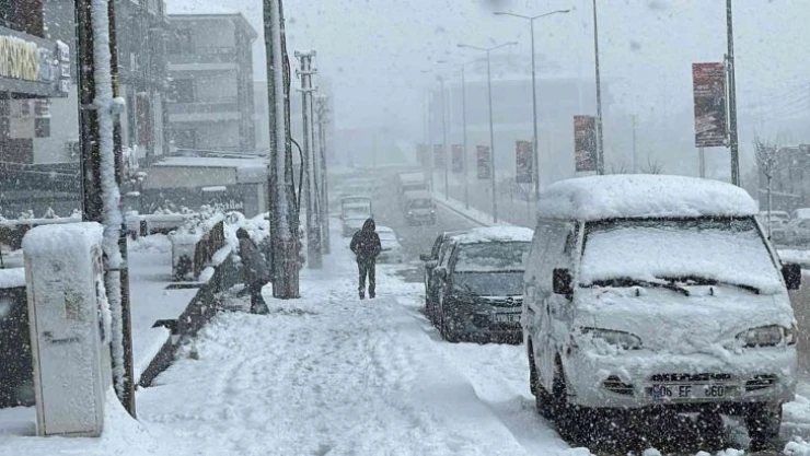 Yoğun kar yağışı şehirde etkili oluyor