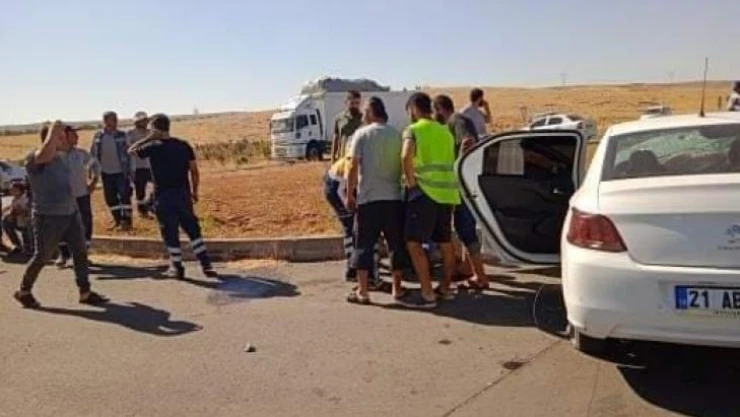 Yola çıkan traktöre otomobil çarptı: 3 yaralı