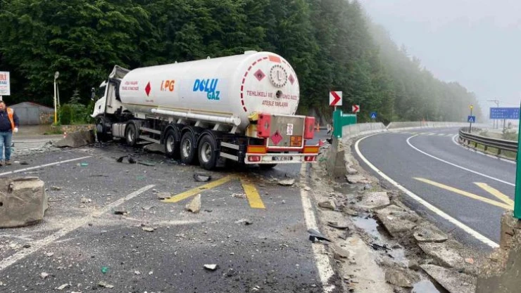 Yoldan çıkan tanker karşı şeride geçti, yol trafiğe kapandı
