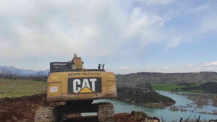 Yolu açılan besici kadın sevincini koyunlarıyla paylaştı