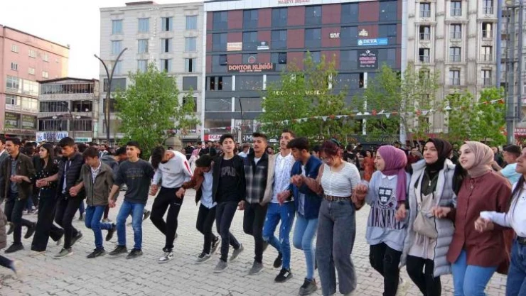 Yüksekova'da açık hava konseri renkli görüntüler oluşturdu