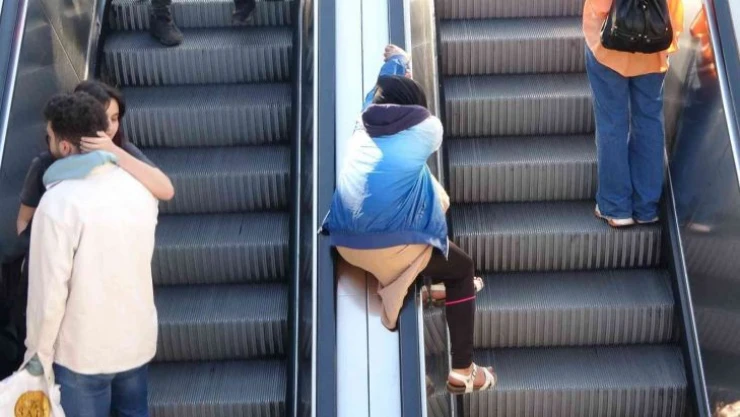 Yürüyen merdivenlerde tehlikeli oyun