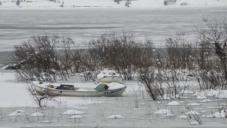 Yüzen adacıklarıyla ünlü Ladik Gölü dondu