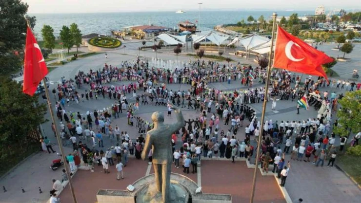 Yüzlerce Türk ve yabancı çocuk hep birlikte 'atabarı' oynadı